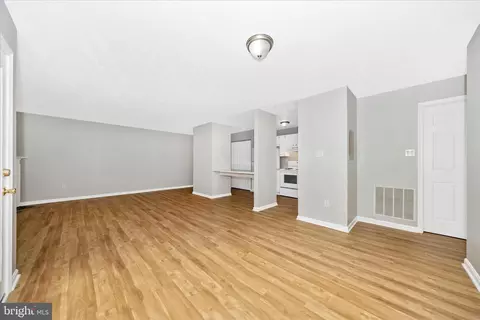 Living - 2137 Wainwright Ct #1B, Frederick, MD 21702 photo 9 of 11