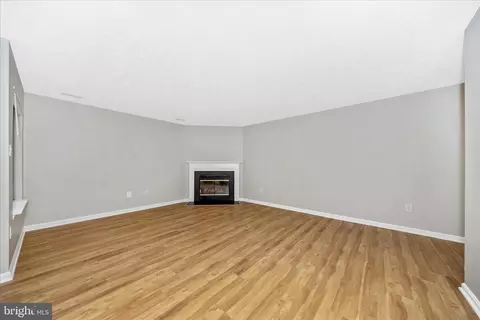 Living - 2137 Wainwright Ct #1B, Frederick, MD 21702 photo 3 of 11