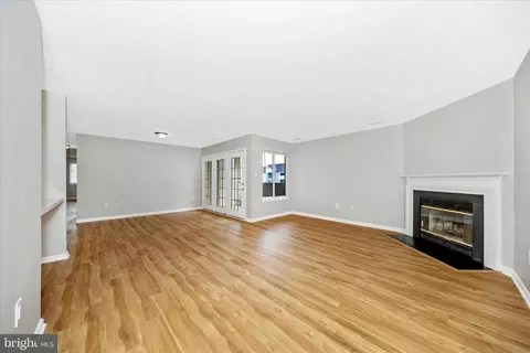 Living - 2137 Wainwright Ct #1B, Frederick, MD 21702 photo 2 of 11
