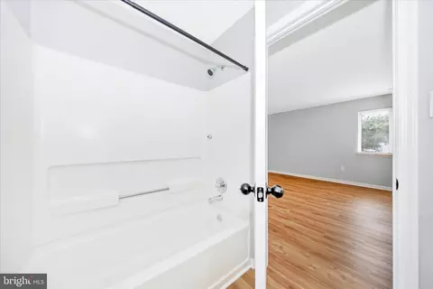 Entry Way - 2137 Wainwright Ct #1B, Frederick, MD 21702 photo 5 of 10