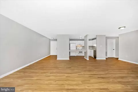 Living - 2137 Wainwright Ct #1B, Frederick, MD 21702 photo 10 of 11