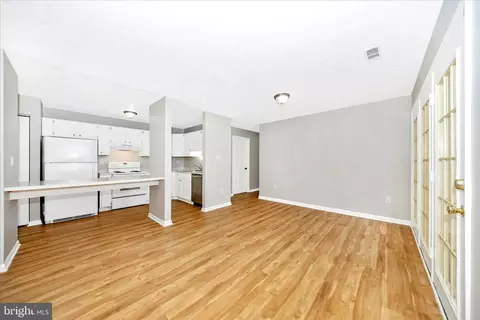 Living - 2137 Wainwright Ct #1B, Frederick, MD 21702 photo 6 of 11