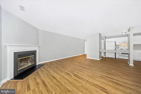 Living - 2137 Wainwright Ct #1B, Frederick, MD 21702 photo 4 of 11