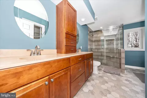 Bath - 6135 Cornwall Pl, Frederick, MD 21701 photo 2 of 5
