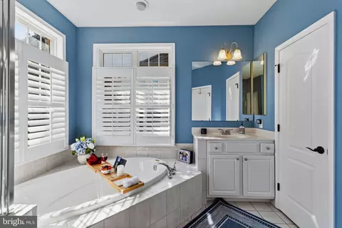 Bath - 2656 Brook Valley Rd, Frederick, MD 21701 photo 4 of 6