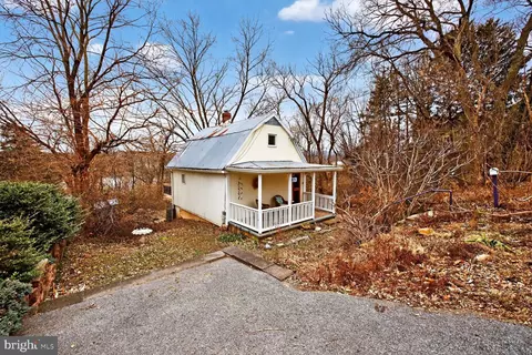 Exterior - 926 E A St, Brunswick, MD 21716 photo 2 of 5