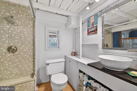 Bath - 926 E A St, Brunswick, MD 21716 photo 3 of 3