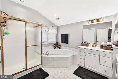 Bath - 6434 Bellevue Pl, Frederick, MD 21701 photo 2 of 6