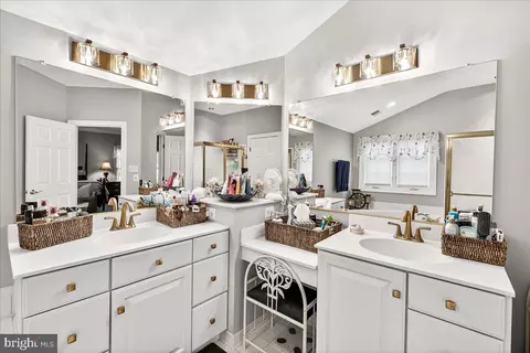 Bath - 6434 Bellevue Pl, Frederick, MD 21701 photo 3 of 6