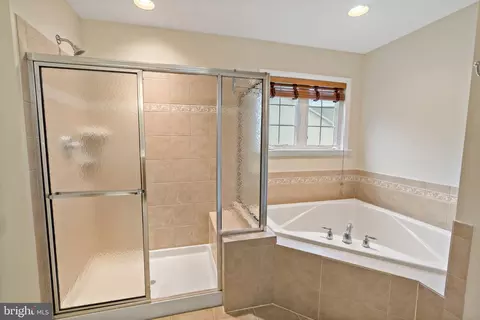 Bath - 1501 Mohican Ct, Frederick, MD 21701 photo 2 of 6