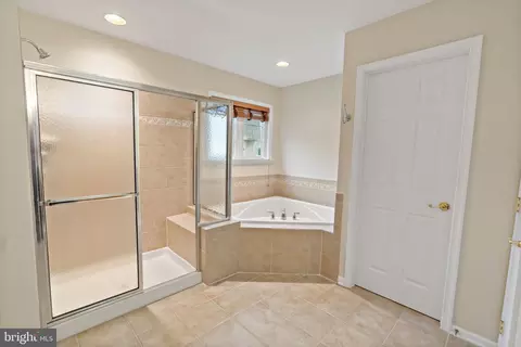 Bath - 1501 Mohican Ct, Frederick, MD 21701 photo 3 of 6