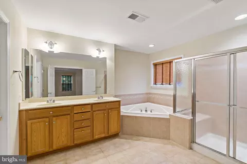Bath - 1501 Mohican Ct, Frederick, MD 21701 photo 4 of 6