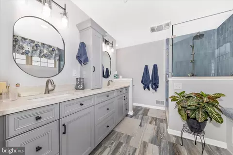 Bath - 2205 Garden Ln, Frederick, MD 21701 photo 2 of 4