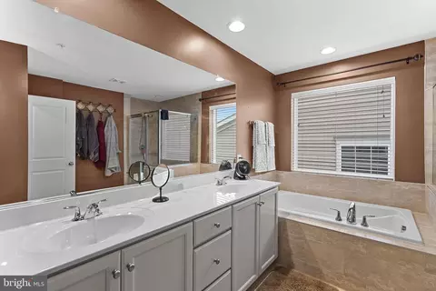 Bath - 8422 Cliffview Ln, Frederick, MD 21704 photo 3 of 4
