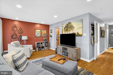 Living - 47 Vienna Ct, Frederick, MD 21702 photo 2 of 2