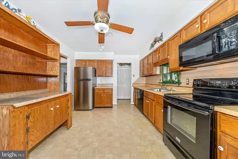 Kitchen - 5798 Box Elder Ct, Frederick, MD 21703 photo 4 of 6
