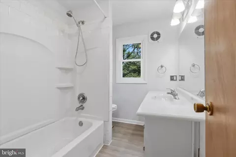 Bath - 9304 Liberty Ct, Frederick, MD 21701 photo 2 of 3