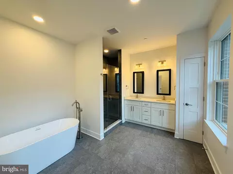 Bath - 208 Second St E #202, Frederick, MD 21701 photo 1 of 1