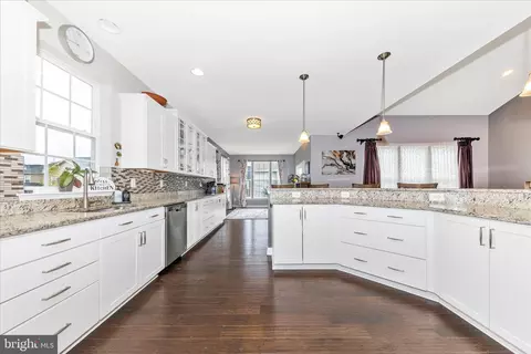 Entry Way - 825 Holden Rd, Frederick, MD 21701 photo 5 of 11