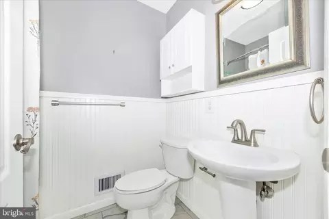 Bath - 612 Schley Ave, Frederick, MD 21702 photo 2 of 5