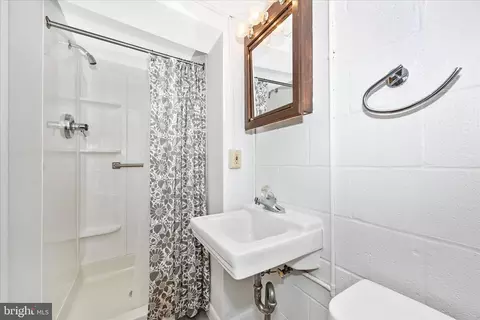 Bath - 612 Schley Ave, Frederick, MD 21702 photo 4 of 5