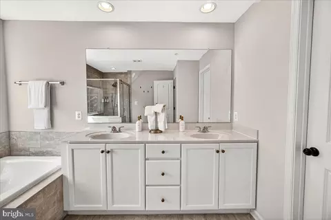 Bath - 5510 Hawk Ridge Rd, Frederick, MD 21704 photo 3 of 4
