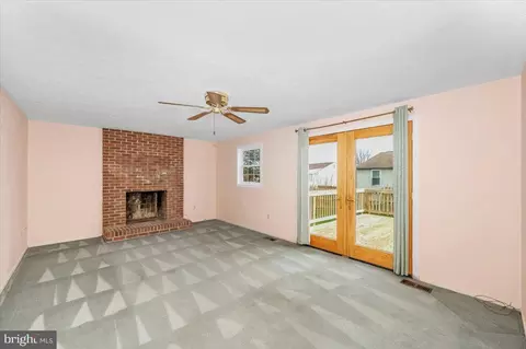 Living - 584 Pumphouse Rd, Frederick, MD 21703 photo 3 of 7