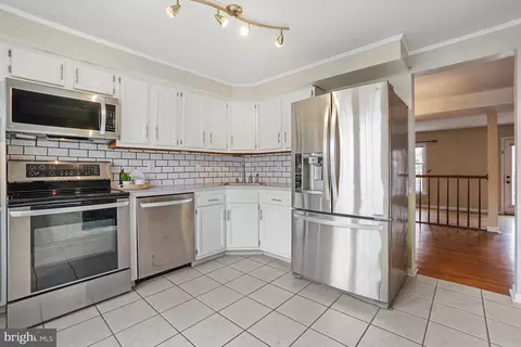 Entry Way - 7994 Windsail Ct, Frederick, MD 21701 photo 2 of 10