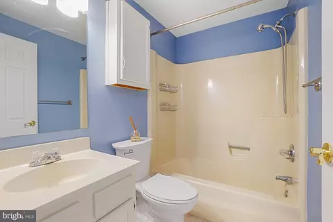 Bath - 7994 Windsail Ct, Frederick, MD 21701 photo 3 of 3