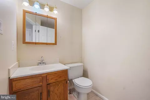 Bath - 7994 Windsail Ct, Frederick, MD 21701 photo 2 of 3