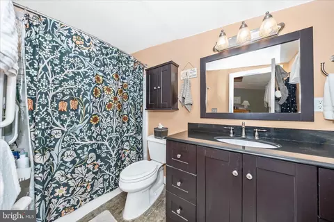 Bath - 526 Grant Pl, Frederick, MD 21702 photo 2 of 2