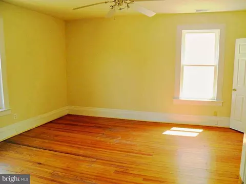 Bedroom - 102 E A St, Brunswick, MD 21716 photo 3 of 3
