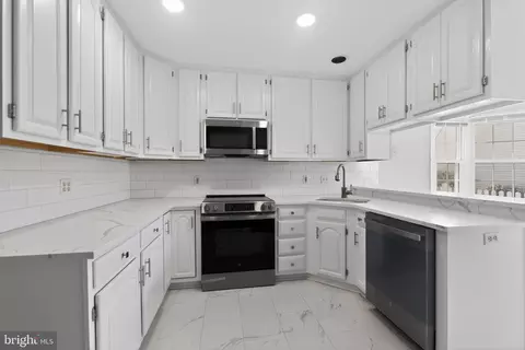 Kitchen - 825 Dunbrooke Ct, Frederick, MD 21701 photo 3 of 3