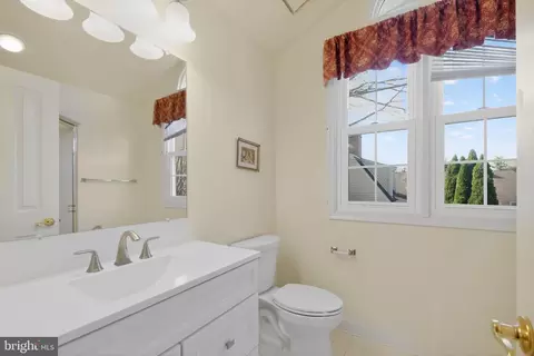 Bath - 825 Dunbrooke Ct, Frederick, MD 21701 photo 2 of 3
