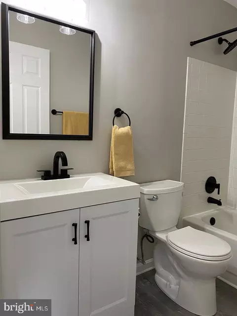 Bath - 8806 Briarcliff Ln, Frederick, MD 21701 photo 4 of 7