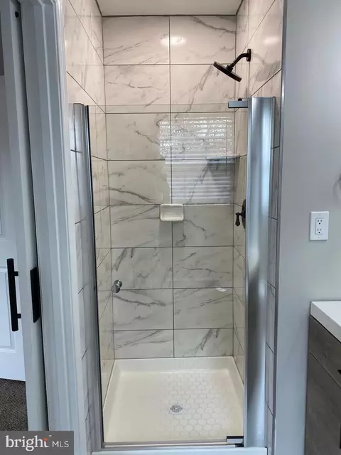 Bath - 8806 Briarcliff Ln, Frederick, MD 21701 photo 3 of 7