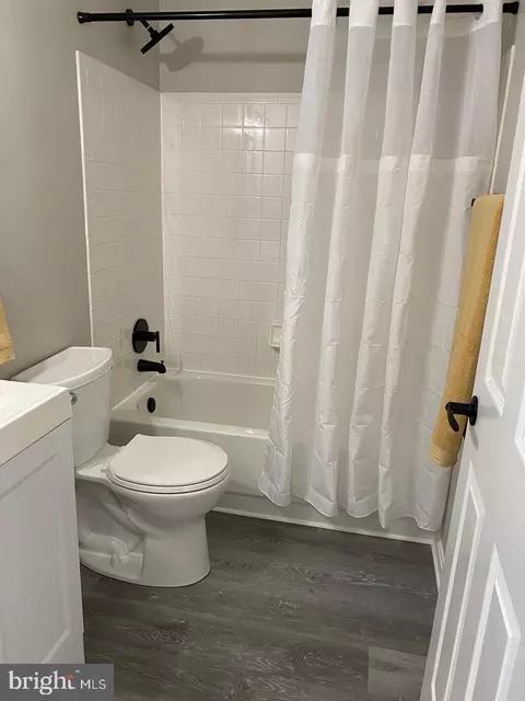 Bath - 8806 Briarcliff Ln, Frederick, MD 21701 photo 5 of 7