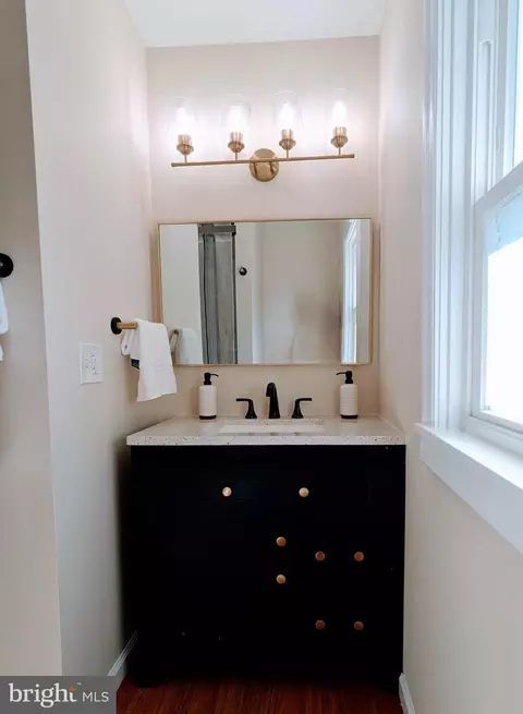 Bath - 627 Grant Pl, Frederick, MD 21702 photo 3 of 4