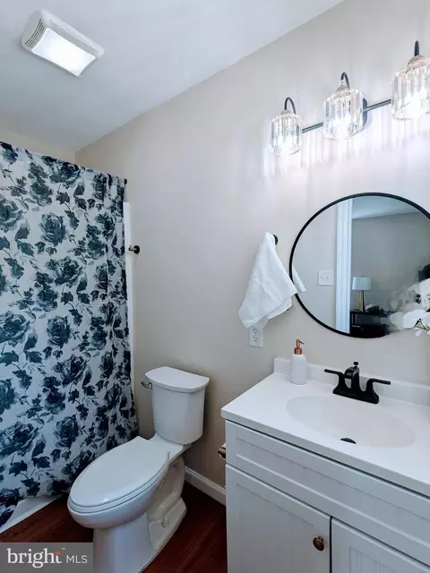 Bath - 627 Grant Pl, Frederick, MD 21702 photo 2 of 4