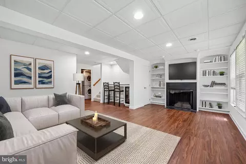 Living - 5481 Prince William Ct, Frederick, MD 21703 photo 3 of 9