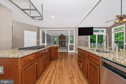 Entry Way - 6463 Forest Hills Ct, Frederick, MD 21701 photo 2 of 7