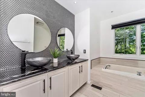 Bath - 1033 Bexhill Dr, Frederick, MD 21702 photo 2 of 8