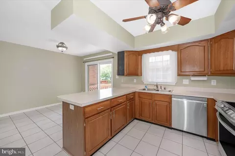 Kitchen - 7958 Parkland Pl, Frederick, MD 21701 photo 7 of 8