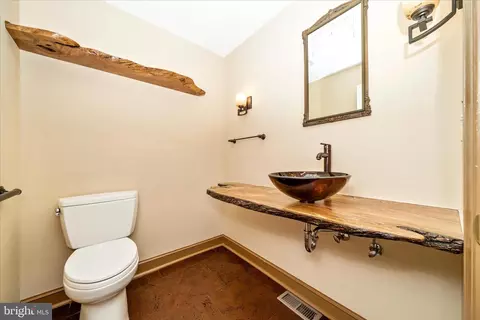 Bath - 4509 Shaff Ln, Frederick, MD 21703 photo 2 of 5