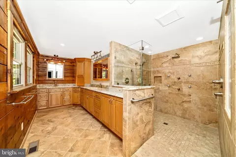 Bath - 4509 Shaff Ln, Frederick, MD 21703 photo 3 of 5