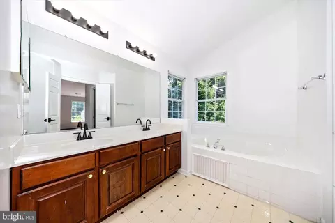 Bath - 803 Apache Ct, Frederick, MD 21701 photo 2 of 5