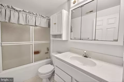 Bath - 2094 E Greenleaf Dr, Frederick, MD 21702 photo 3 of 3
