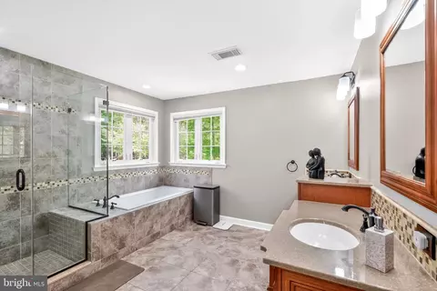 Bath - 6355 Bannister Dr, Frederick, MD 21701 photo 2 of 5