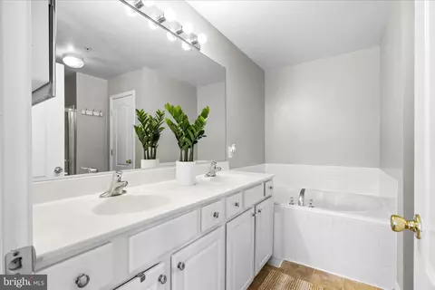 Bath - 110 Featherstone Pl, Frederick, MD 21702 photo 2 of 3