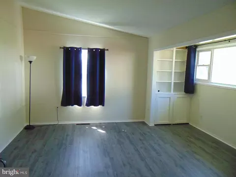 Living - 909 Oak St, Frederick, MD 21703 photo 3 of 5